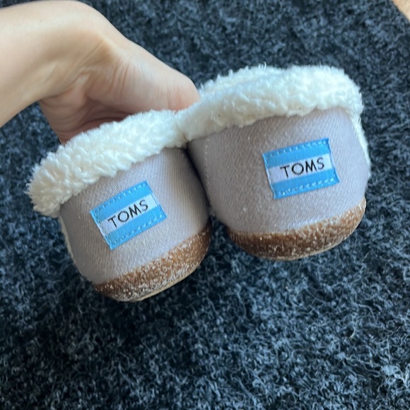 TOMS Women’s Grey Shearling Slippers Size 6 - Picture 5 of 5